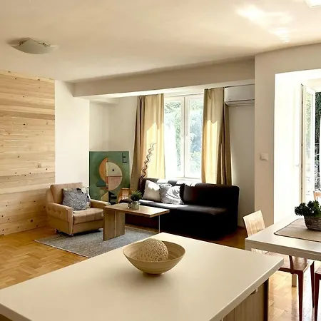 Charming & Cozy Flat With Free Parking In