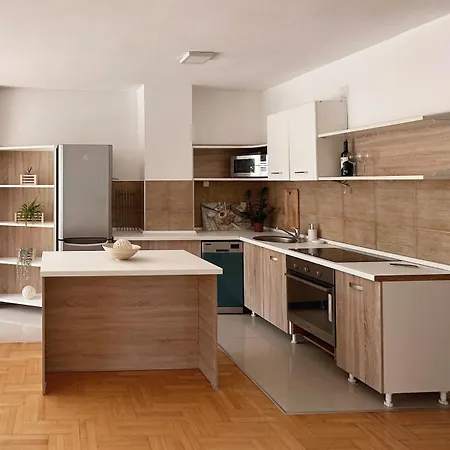 Charming & Cozy Flat With Free Parking In Lägenhet *