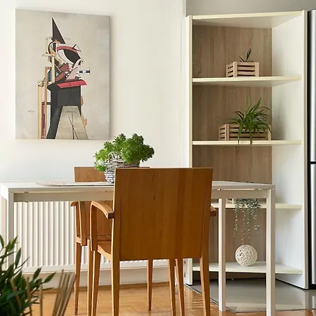 Charming & Cozy Flat With Free Parking In Lägenhet *