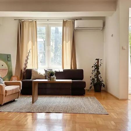 Charming & Cozy Flat With Free Parking In