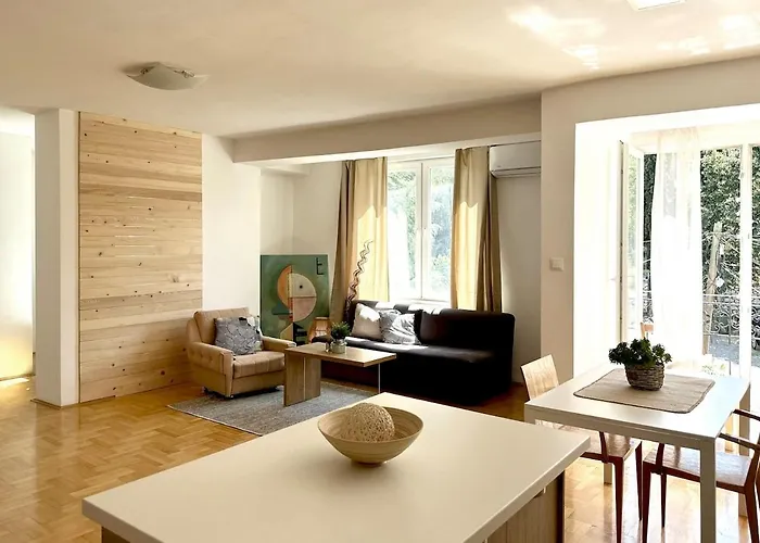 Charming & Cozy Flat With Free Parking In