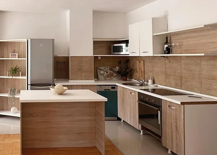 Charming & Cozy Flat With Free Parking In Apartment *