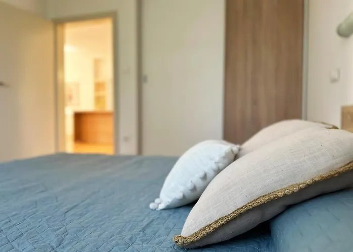 Charming & Cozy Flat With Free Parking In