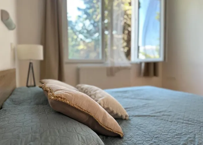 Apartment Charming & Cozy Flat With Free Parking In