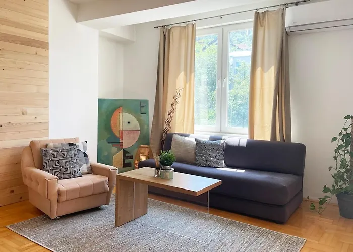 Charming & Cozy Flat With Free Parking In *