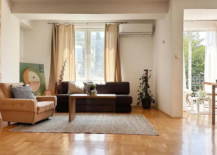 Charming & Cozy Flat With Free Parking In